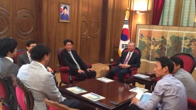 김석준 회장, 대사관 예방